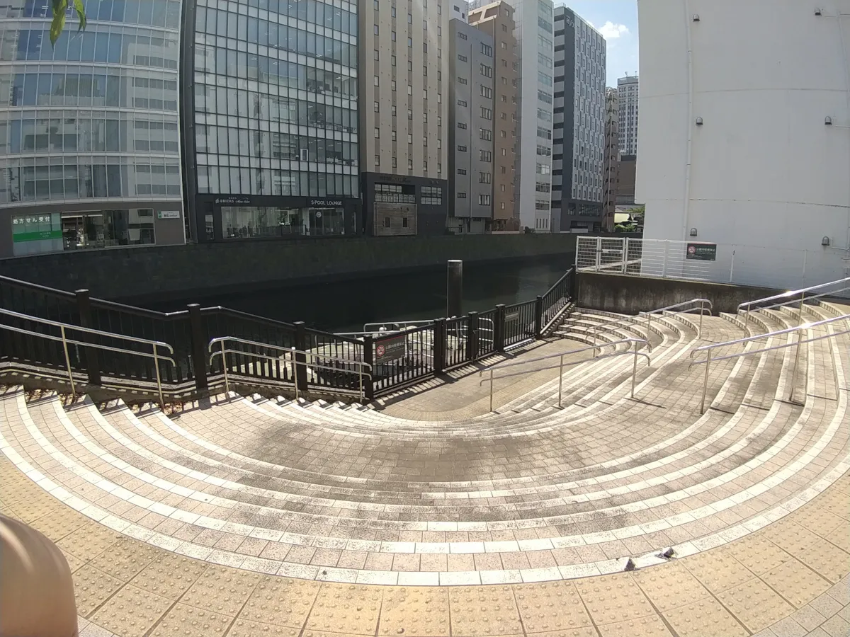 秋葉原駅の近くの親水テラス