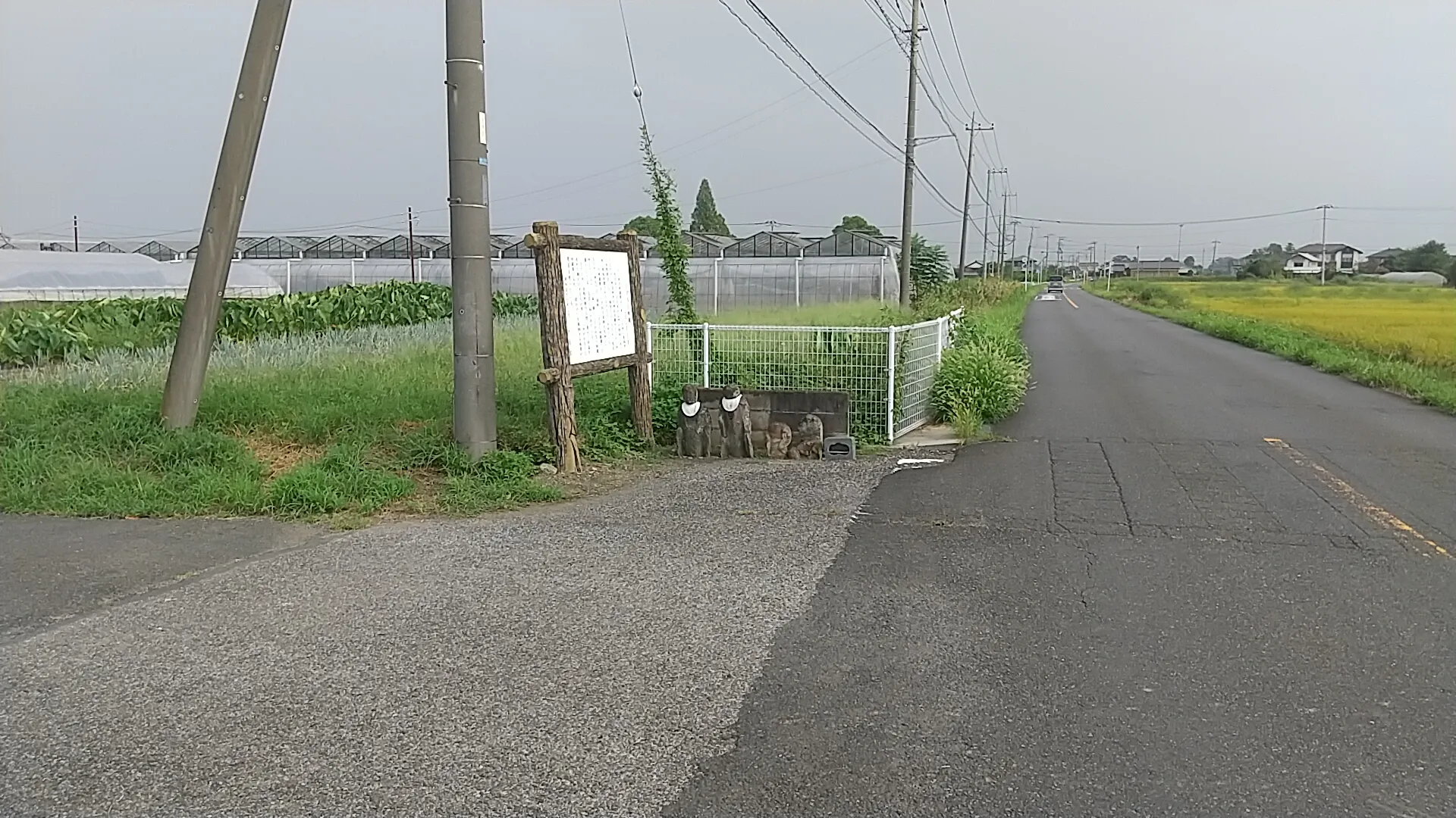 加須市の首無し地蔵（遠景）