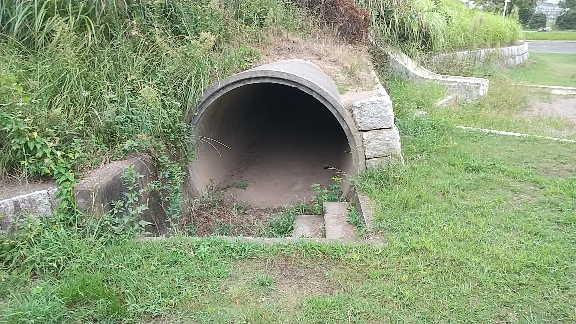 加須市民運動公園の平和の鐘のトンネル