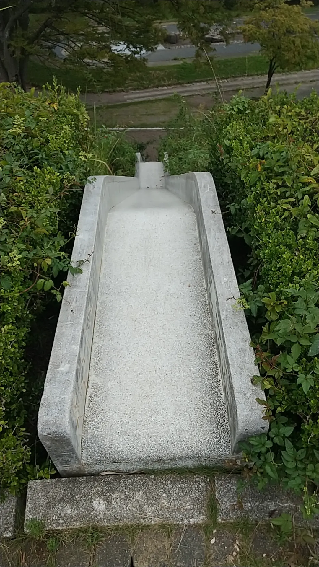 加須市民運動公園の平和の鐘の滑り台